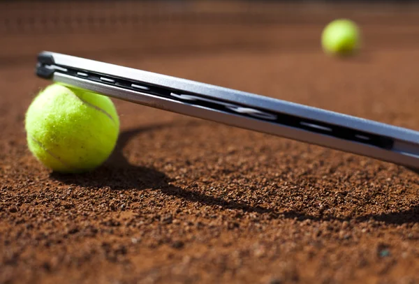 Tenis raketi, tenis topu ile — Stok fotoğraf