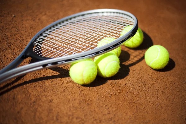 Raqueta de tenis con pelota de tenis — Foto de Stock