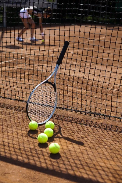 Raquette de tennis avec balle de tennis — Photo