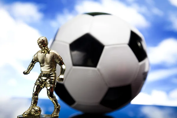 Heykelcik ve futbol topu — Stok fotoğraf