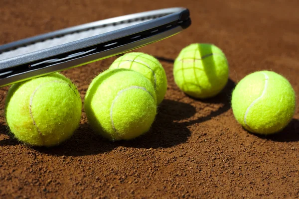 Tennisracket med tennisboll — Stockfoto