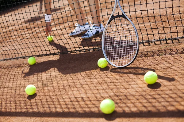 Теннисная ракетка с теннисным мячом — стоковое фото