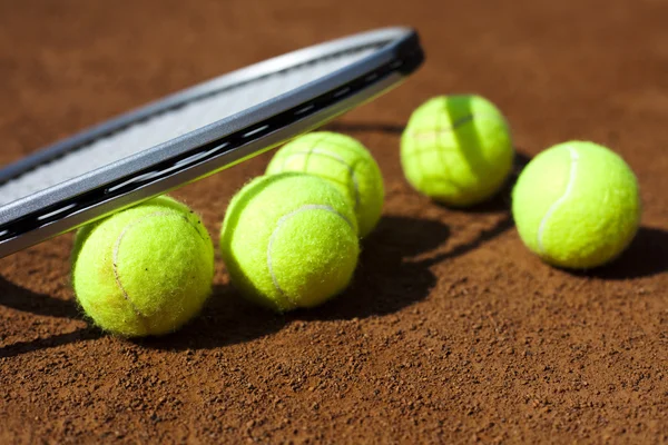 Racchetta da tennis con pallina da tennis — Foto Stock