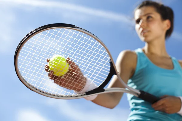 Junge Frau spielt Tennis — Stockfoto