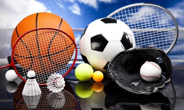 Vier sport, een heleboel ballen en spullen — Stockfoto
