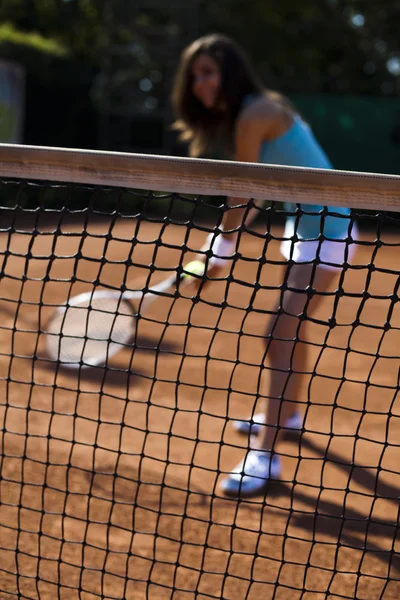 Mujer jugando tenis — Foto de Stock