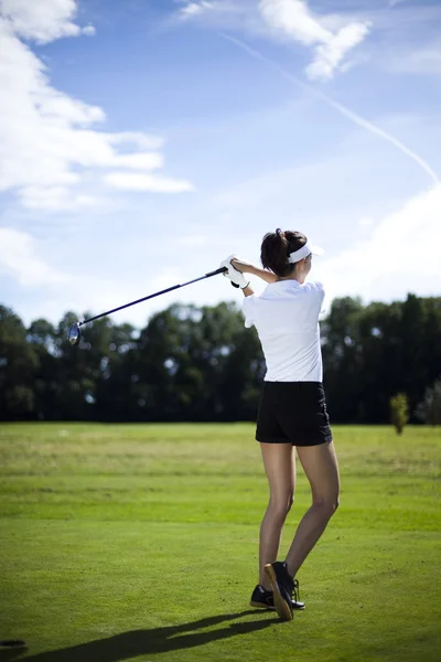 Flicka spela golf på gräs på sommaren — Stockfoto