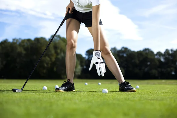 Meisje golf spelen op gras in de zomer — Stockfoto