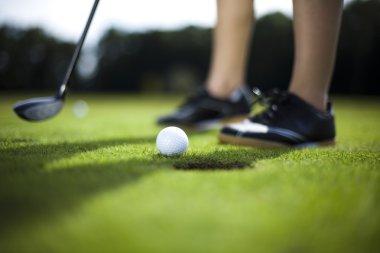 Yaz aylarında çim üzerinde Golf oynuyor kız