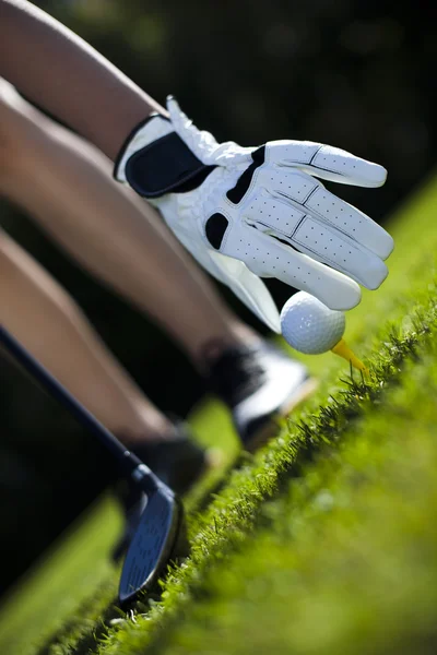 Girl playing golf on grass in summer — Stock Photo, Image