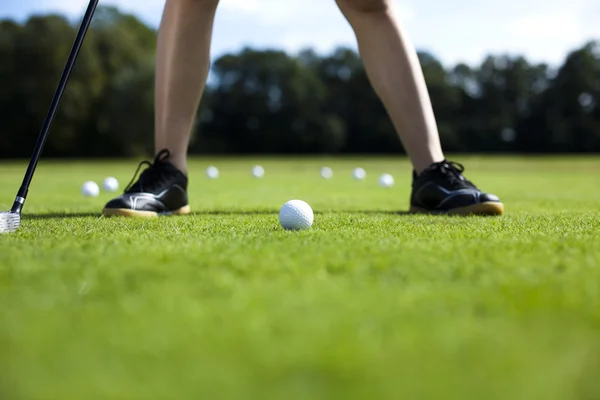 Flicka spela golf på gräs på sommaren — Stockfoto