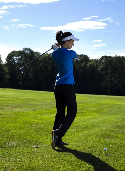Κορίτσι που παίζουν γκολφ σε χόρτο το καλοκαίρι — Φωτογραφία Αρχείου