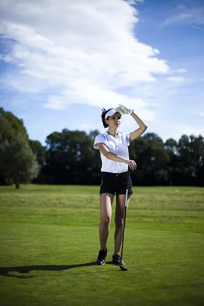Mädchen spielt im Sommer Golf auf Gras — Stockfoto
