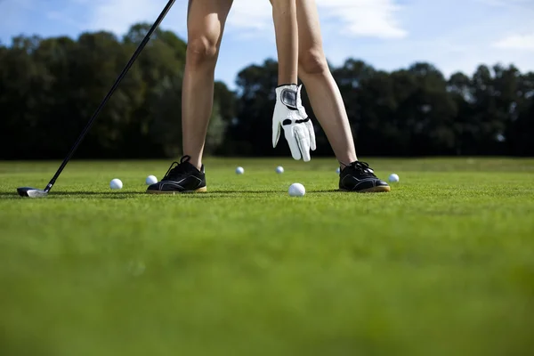 Ragazza che gioca a golf sull'erba in estate — Foto Stock