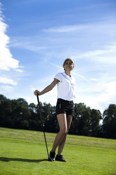 Menina jogando golfe na grama no verão — Fotografia de Stock