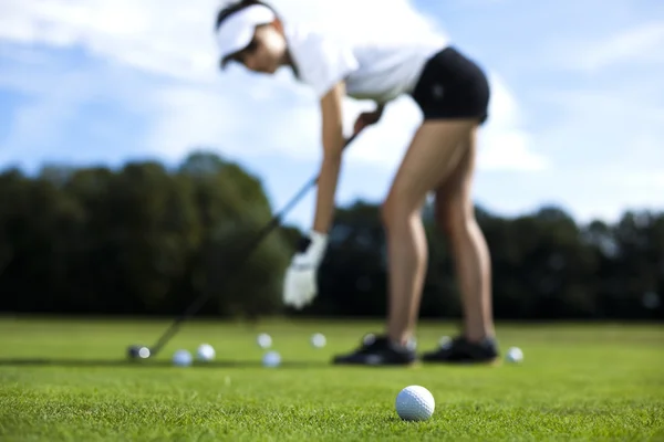 Chica jugando al golf en la hierba en verano — Foto de Stock