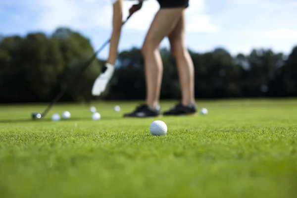 Girl playing golf on grass in summer — Stock Photo, Image