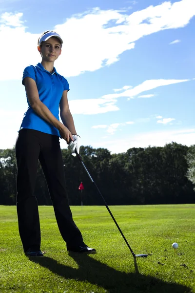 Chica jugando al golf en la hierba en verano — Foto de Stock