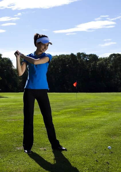 Mädchen spielt im Sommer Golf auf Gras — Stockfoto