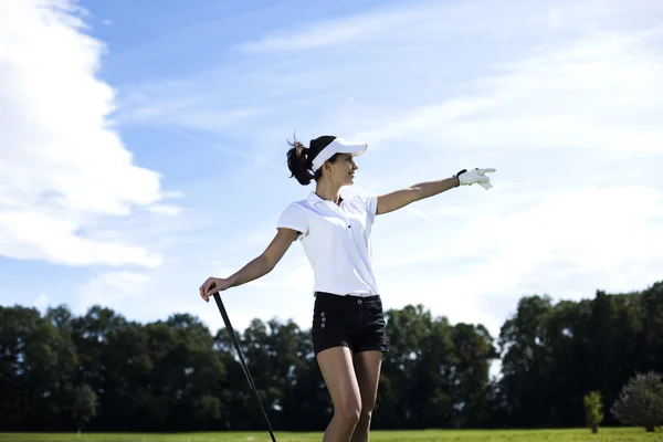 Flicka spela golf på gräs på sommaren — Stockfoto