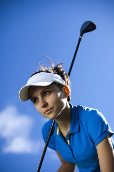 Девушка играет в гольф — стоковое фото
