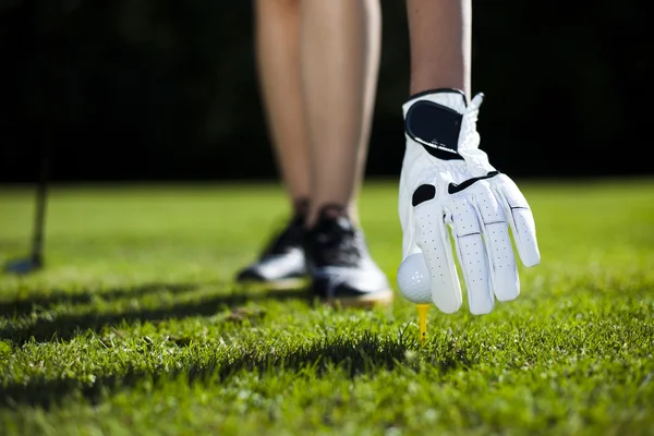 Mano y pelota de golf — Foto de Stock