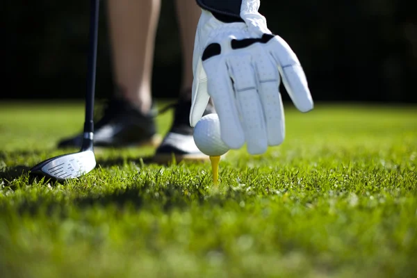 Hand och golf ball — Stockfoto