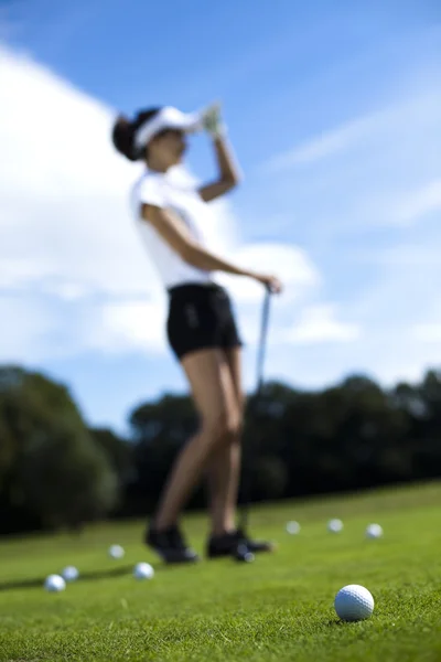 Menina jogando golfe na grama no verão — Fotografia de Stock