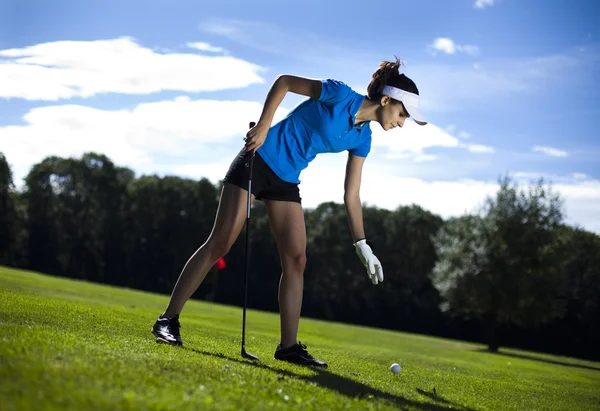 Dziewczynka gry w golfa na trawie w okresie letnim — Zdjęcie stockowe