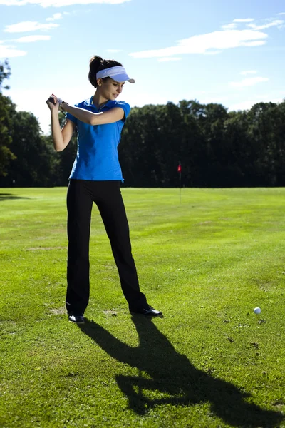 Flicka spela golf på gräs på sommaren — Stockfoto