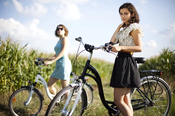 Menina com uma bicicleta desfrutando — Fotografia de Stock