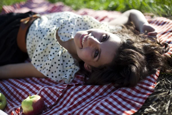 Ung kvinna på natur picknick — Stockfoto