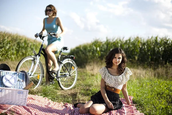 Freundinnen beim Picknick — Stockfoto