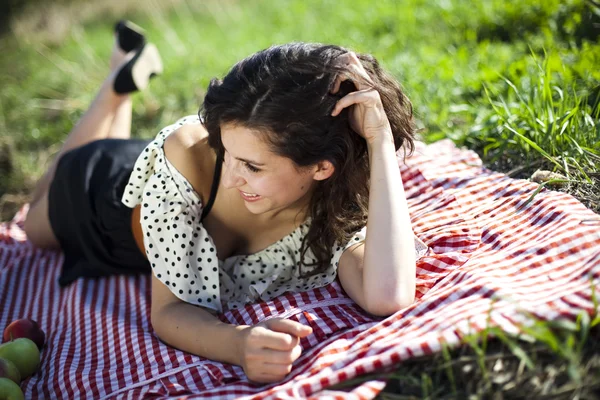 Mladá žena na piknik v přírodě — Stock fotografie