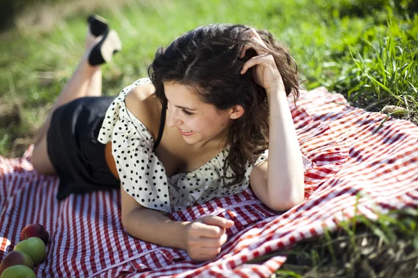 Молодая женщина на природе пикник — стоковое фото