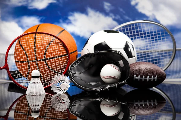 Equipamento desportivo e bolas — Fotografia de Stock