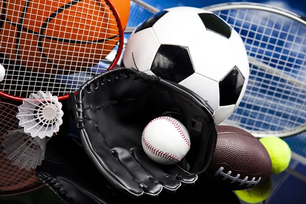 Спортивное оборудование и мячи — стоковое фото
