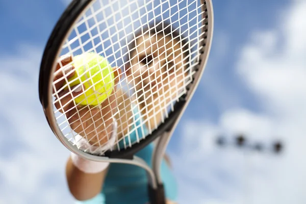 Жінка грає в теніс влітку — стокове фото