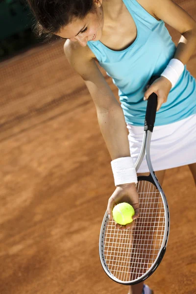 Vrouw met tennis in de zomer — Stockfoto