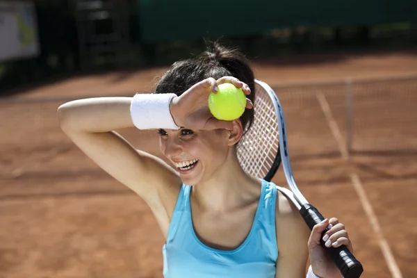 Kvinna som spelar tennis på sommaren — Stockfoto