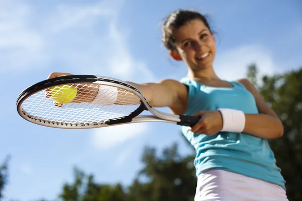 Woman playing tennis in summer — Stock Photo, Image