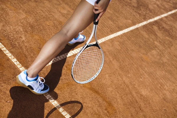 Femme jouant au tennis — Photo