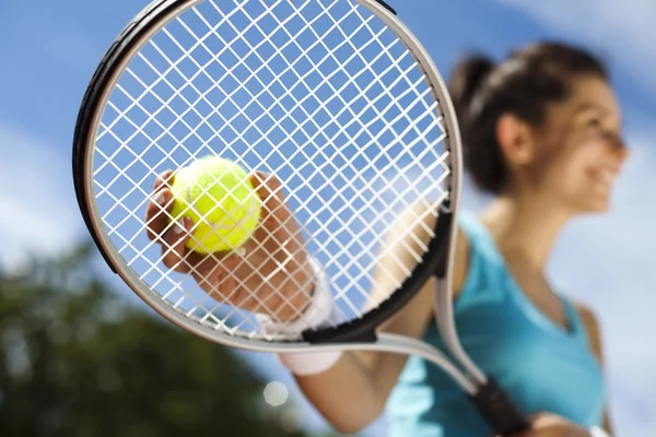 Frau spielt im Sommer Tennis — Stockfoto