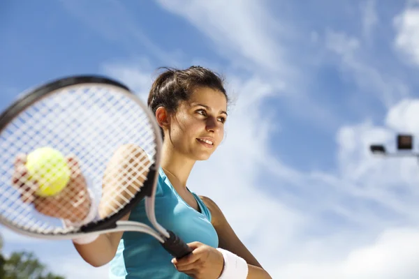 Kvinna som spelar tennis på sommaren — Stockfoto