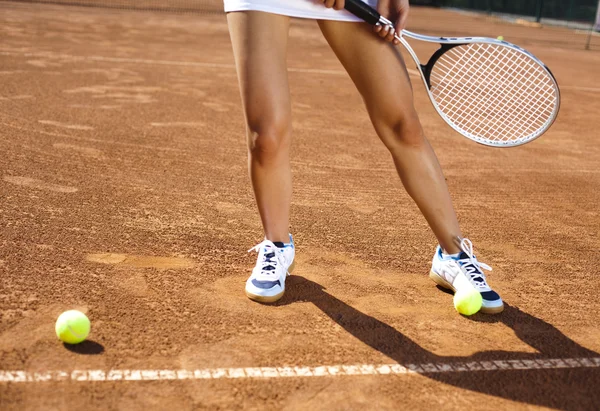 Vrouw met tennis — Stockfoto