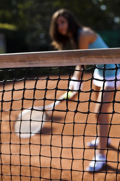 Frau spielt im Sommer Tennis — Stockfoto