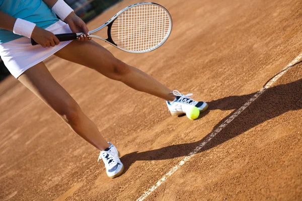 Kvinna som spelar tennis på sommaren — 图库照片
