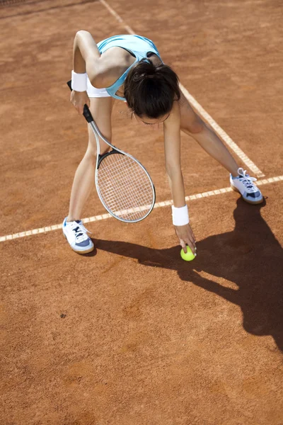 Kvinna som spelar tennis på sommaren — 图库照片