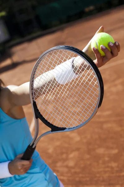 Kvinna som spelar tennis på sommaren — 图库照片