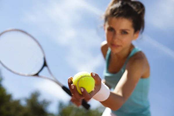 Vrouw met tennis — Stockfoto